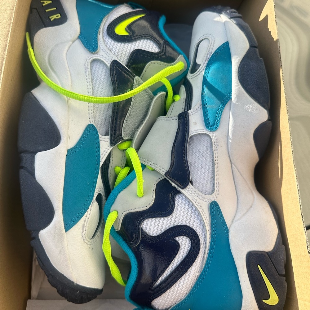 Nike Airspeed Turf (GS) Size: 7Y or 8.5 women